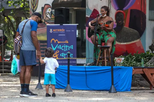 Imagem ilustrativa da imagem Apresentação de artistas durante a vacinação em Niterói