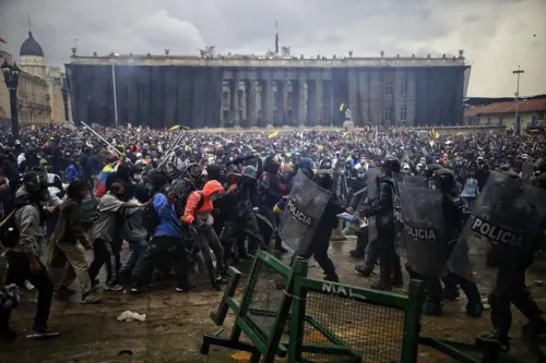 Imagem ilustrativa da imagem Povo se levanta contra governo colombiano em onda de caos e mortes