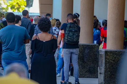 Imagem ilustrativa da imagem A fotografia da dor: a despedida de um jovem assassinado em Niterói