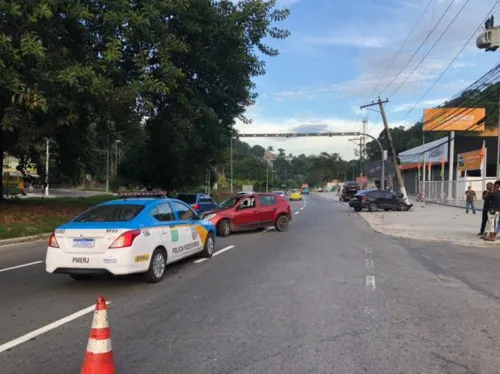 Imagem ilustrativa da imagem Colisão entre dois veículos em Niterói deixa trânsito lento em rodovia