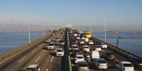 Imagem ilustrativa da imagem Acidente triplica tempo de travessia na Ponte Rio-Niterói