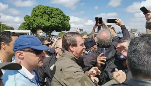 Imagem ilustrativa da imagem Bolsonaro causa aglomeração depois de passeio de moto em Brasília