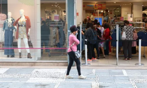 São Paulo - Comércio de rua reaberto após início da fase de transição do Plano São Paulo para combate à covid-19, no centro da capital.