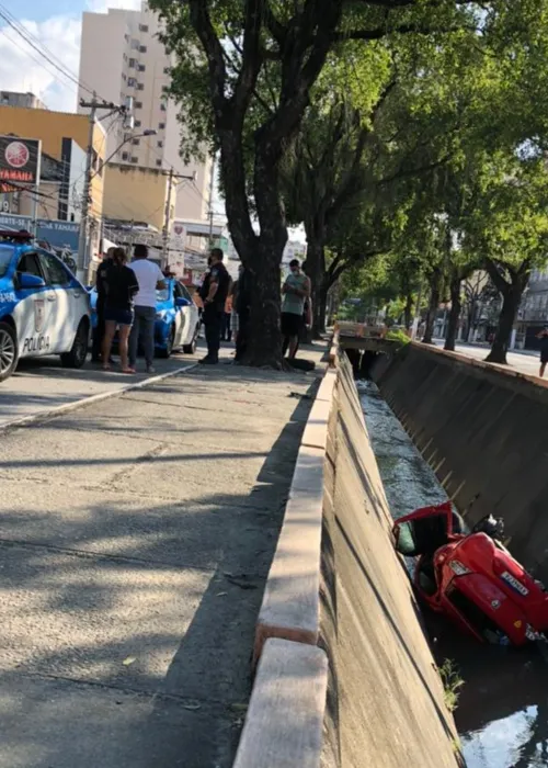 Imagem ilustrativa da imagem Criminoso rouba carro de família, cai dentro de canal e acaba preso em Niterói