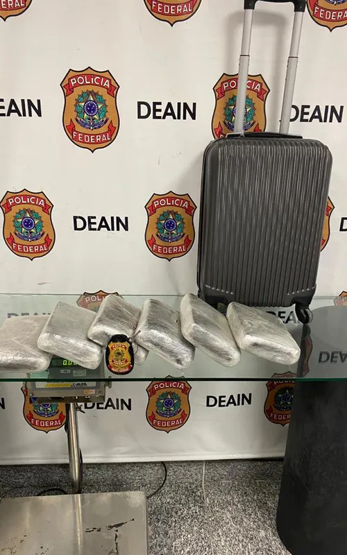 Imagem ilustrativa da imagem Bagagem suspeita: preso com sete quilos de maconha em aeroporto do Rio