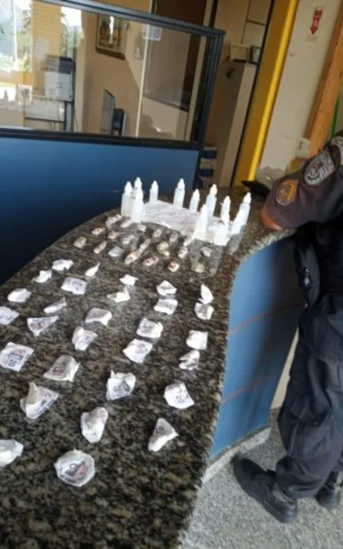 Imagem ilustrativa da imagem Denúncia anônima ajuda a prender homem com drogas em Rio Bonito