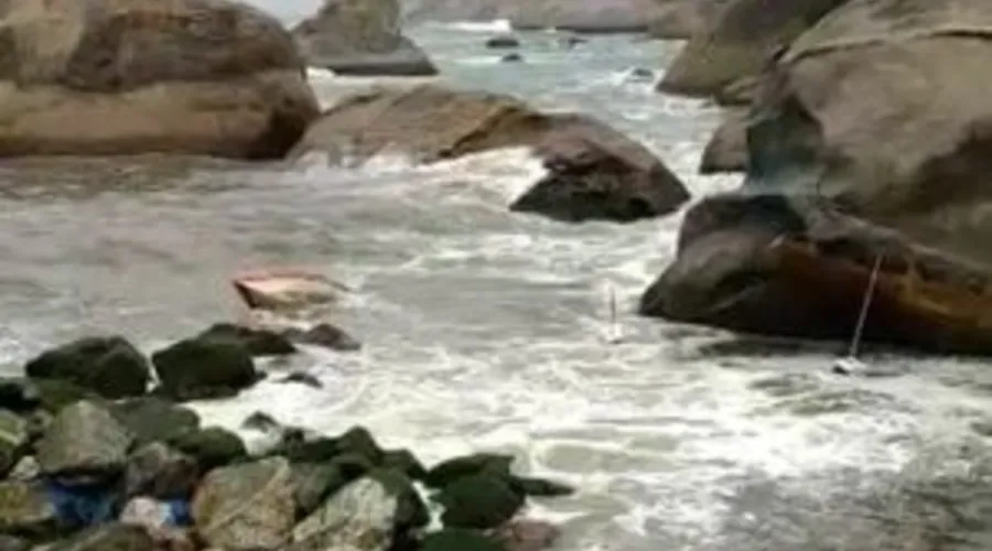 Imagem ilustrativa da imagem Barco é 'engolido' por onda e pescador fica ferido em Maricá
