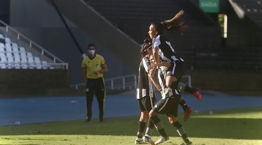 Imagem ilustrativa da imagem Botafogo conquista primeira vitória no Brasileirão Feminino