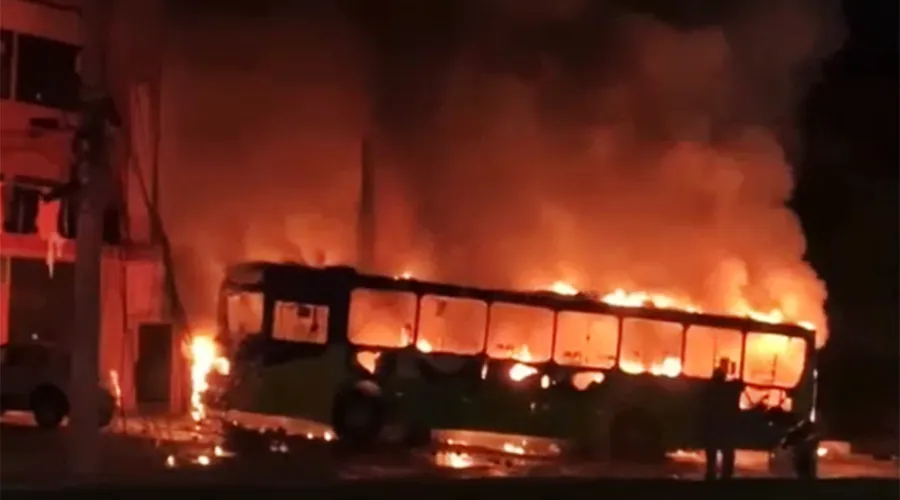 Imagem ilustrativa da imagem Acidente com ônibus termina em incêndio e faz quatro vítimas em Niterói