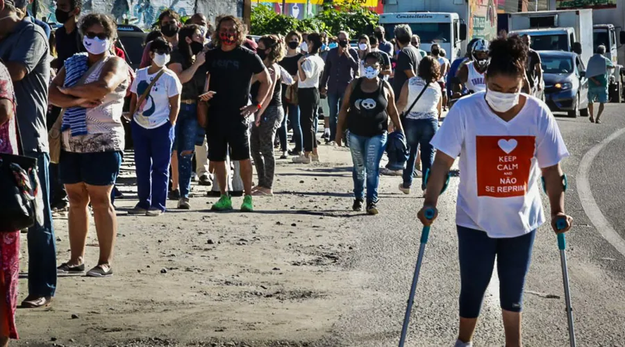 Imagem ilustrativa da imagem Manhã de fila e revolta para vacinação no Rio do Ouro em São Gonçalo