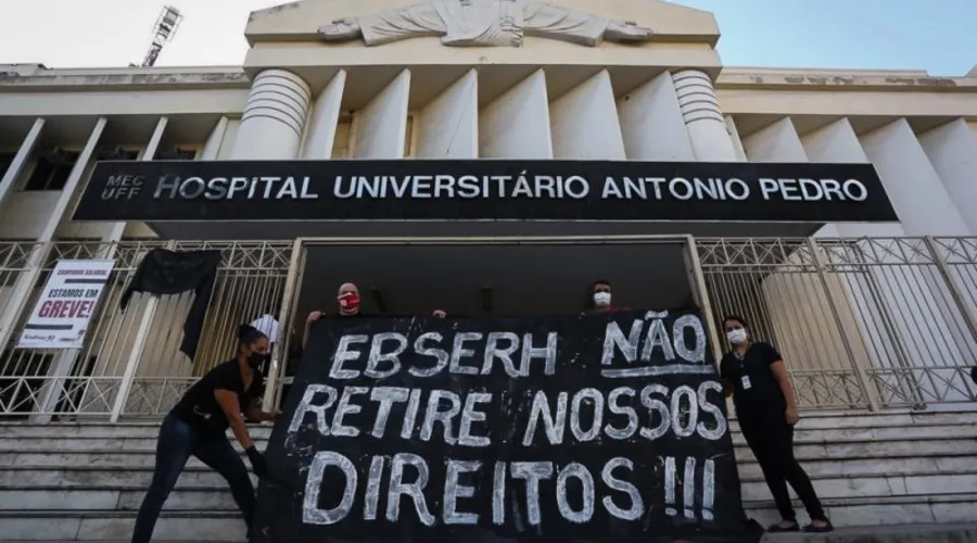 Imagem ilustrativa da imagem Funcionários da saúde do Hospital Antonio Pedro protestam contra corte salarial