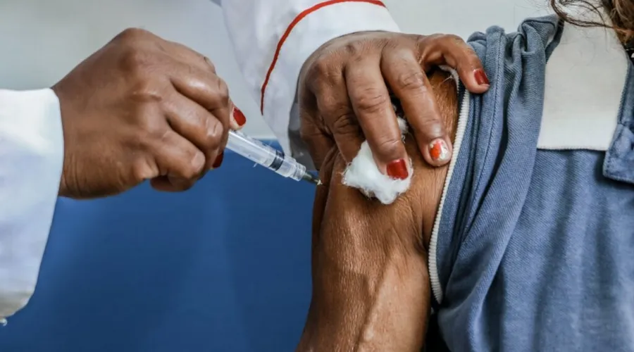 Imagem ilustrativa da imagem Covid-19: pessoas com comorbidades são vacinadas em Itaboraí
