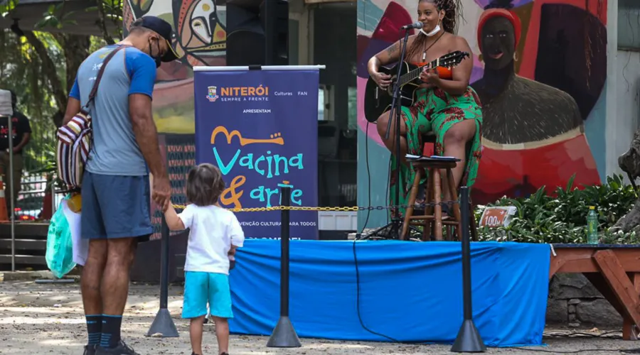Imagem ilustrativa da imagem Apresentação de artistas durante a vacinação em Niterói