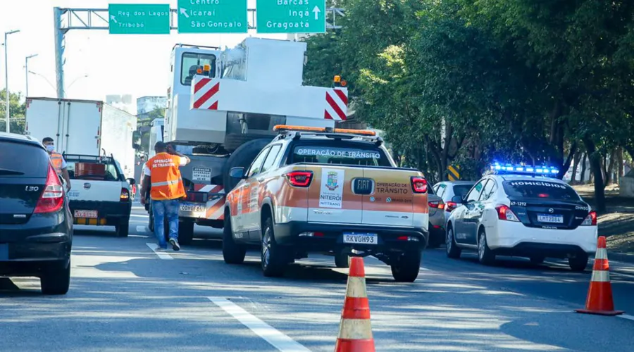 Imagem ilustrativa da imagem Caminhão enguiça e complica trânsito no centro de Niterói