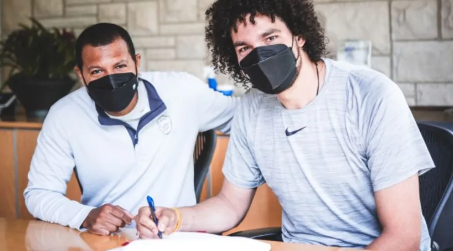 Imagem ilustrativa da imagem Varejão assina contrato de 10 dias com equipe da NBA