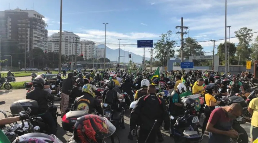 Imagem ilustrativa da imagem Bolsonaro inicia passeio de moto com apoiadores no Rio