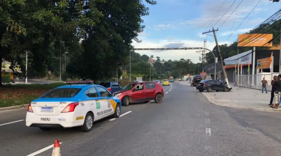 Imagem ilustrativa da imagem Colisão entre dois veículos em Niterói deixa trânsito lento em rodovia