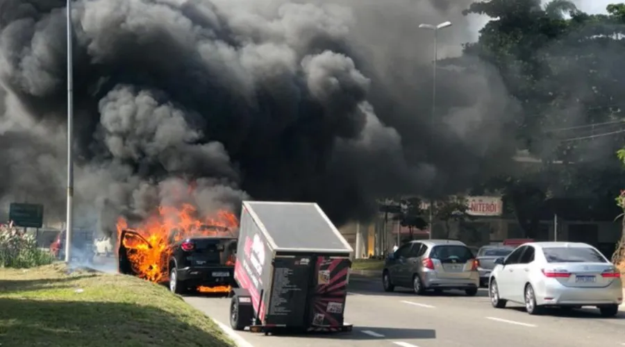 Imagem ilustrativa da imagem Carro pega fogo na RJ-104, em Niterói