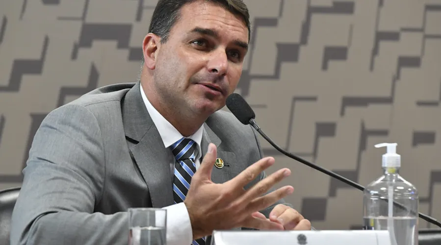Imagem ilustrativa da imagem Flávio se filia ao Patriota e abre caminho para Bolsonaro