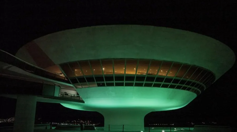 Imagem ilustrativa da imagem MAC de Niterói iluminado de verde pelo Dia da Defensoria Pública