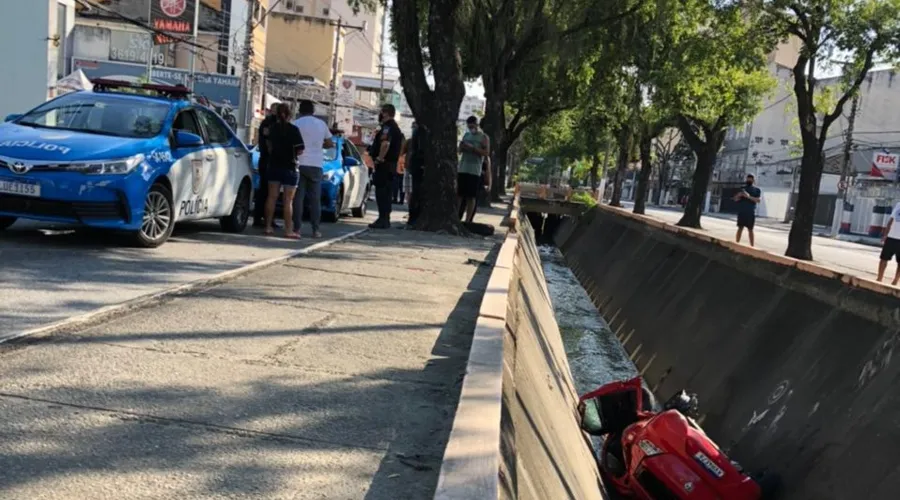 Imagem ilustrativa da imagem Criminoso rouba carro de família, cai dentro de canal e acaba preso em Niterói