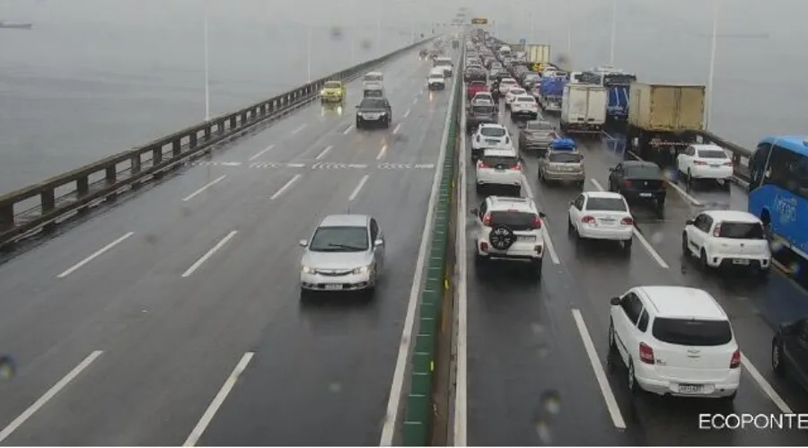 Imagem ilustrativa da imagem Acidente entre dois veículos deixa trânsito lento na Ponte Rio-Niterói