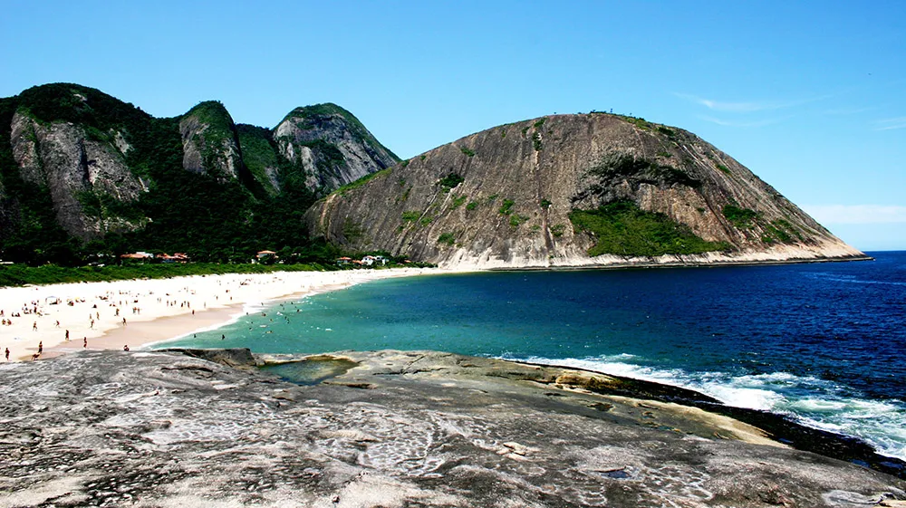 Imagem ilustrativa da imagem Bombeiros buscam por pescador que sumiu na Praia de Itacoatiara