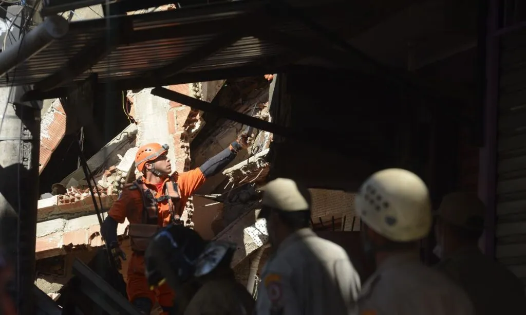 Bombeiros retiram corpo de prédio de quatro andares desabou em Rio das Pedras, zona oeste do Rio de Janeiro.