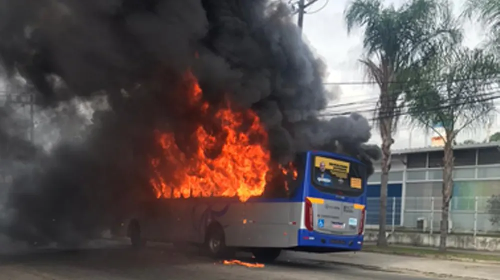 Imagem ilustrativa da imagem Ônibus pega fogo na Zona Norte do Rio