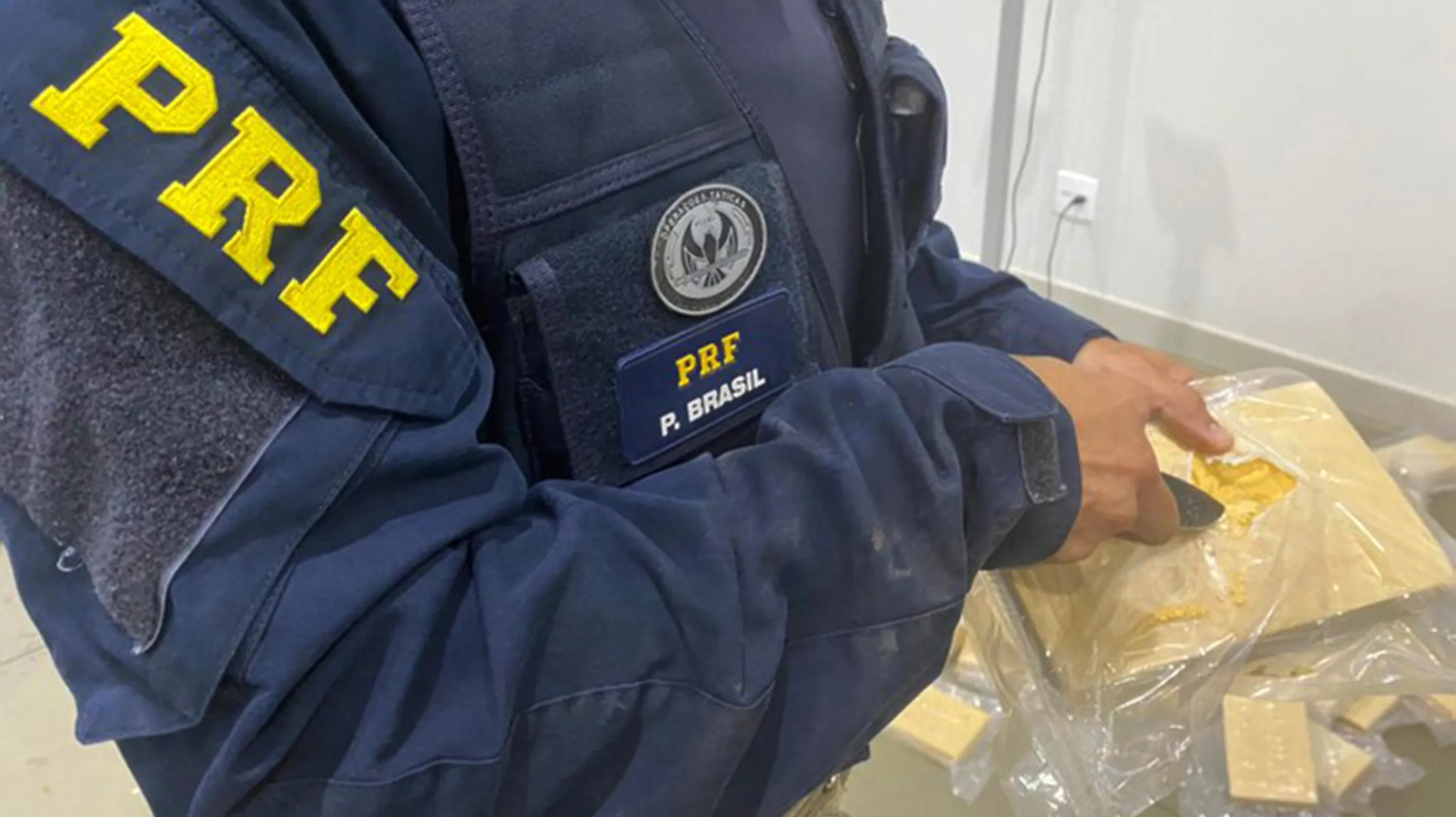 Imagem ilustrativa da imagem PRF apreende mais de 100 kg de pasta base de cocaína no Rio