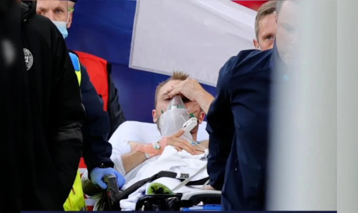 Imagem ilustrativa da imagem Jogador desmaia em campo e partida da Eurocopa é suspensa