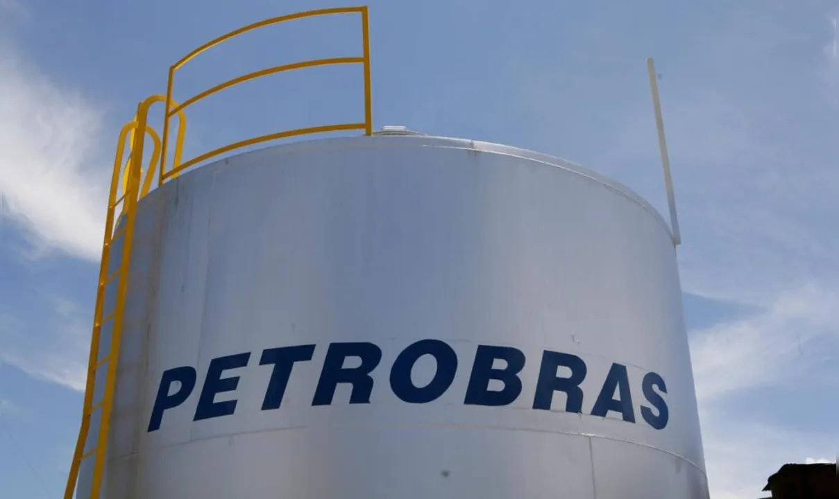 Imagem ilustrativa da imagem Petrobras reduz preço da gasolina em R$ 0,05 nas refinarias