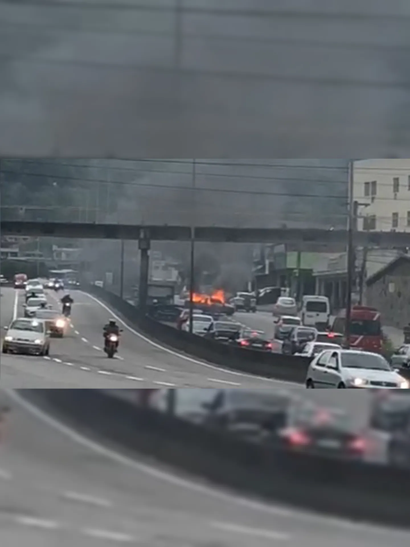 Imagem ilustrativa da imagem Carro em chamas complica trânsito em São Gonçalo