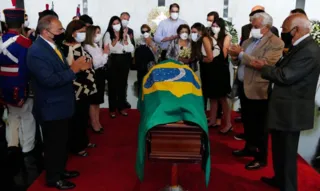 Imagem ilustrativa da imagem Bolsonaro decreta luto de três dias por morte de ex-senador