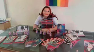 Imagem ilustrativa da imagem Escritora gonçalense especializada em romances LGBTQIA+, lança novo livro