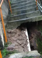 Imagem ilustrativa da imagem Chuva destrói escada e moradores ficam presos em casa em Niterói