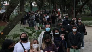 Imagem ilustrativa da imagem Escolha de vacina provoca fila gigantesca na Zona Sul de Niterói