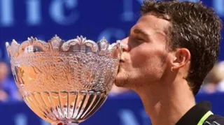 Imagem ilustrativa da imagem Tricampeonato de Guga Kuerten no Roland Garros completa 20 anos