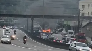 Imagem ilustrativa da imagem Carro em chamas complica trânsito em São Gonçalo