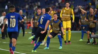 Imagem ilustrativa da imagem Jovem marca dois, classifica Itália na Eurocopa e sai de campo ovacionado