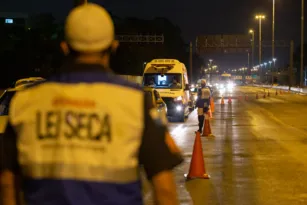 Imagem ilustrativa da imagem Operação Lei Seca aborda mais de 300 motoristas em via expressa do Rio