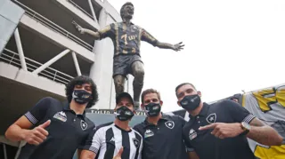 Imagem ilustrativa da imagem Na inauguração de sua estátua, Túlio pede jogo festivo contra Loco Abreu