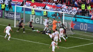 Imagem ilustrativa da imagem Oito gols e prorrogação: Espanha se recupera de lambança e elimina a Croácia