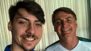 Imagem ilustrativa da imagem Renan Bolsonaro viraliza após vídeo com jovem mostrando os seios