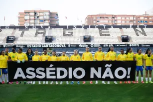 Imagem ilustrativa da imagem Seleção Feminina vence amistoso e se manifesta contra assédio