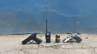 Imagem ilustrativa da imagem Presos com granada e pistolas no Santo Cristo, em Niterói
