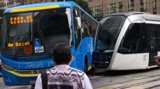 Imagem ilustrativa da imagem Acidente entre ônibus e VLT deixa um ferido no Centro do Rio