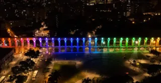 Imagem ilustrativa da imagem Arcos da Lapa e Cidade das Artes iluminados para o mês do Orgulho LGBTI+