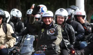 Imagem ilustrativa da imagem Bolsonaro participa de motociata com apoiadores em Porto Alegre