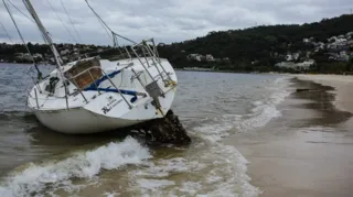 Imagem ilustrativa da imagem Embarcação à deriva encalha na orla de São Francisco em Niterói